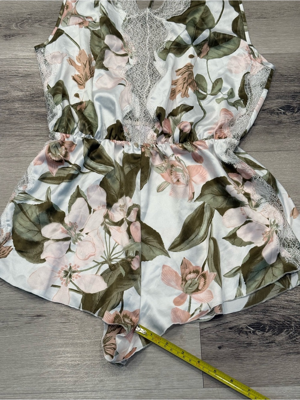 VICTORIA’S SECRET Bridal Collection Floral Lace Trim Satin Romper Size Small EUC - Picture 4 of 6